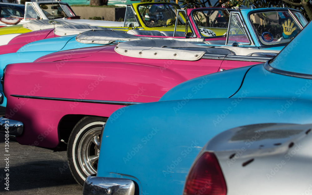 Obraz premium Pink and blue classic cars in Havana