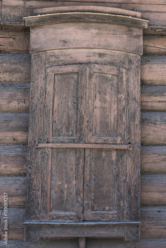 Закрытые ставни старого деревянного дома