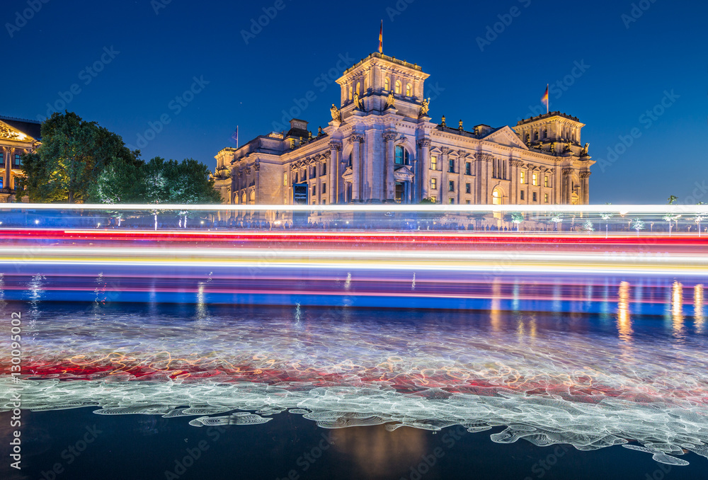 Obraz premium Berlin government district with Reichstag and light trails of a ship on Spree river in twilight, Berlin Mitte, Germany