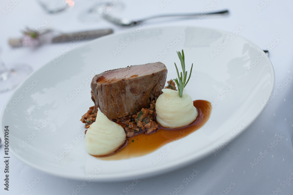 carne con funghi e purea di patate