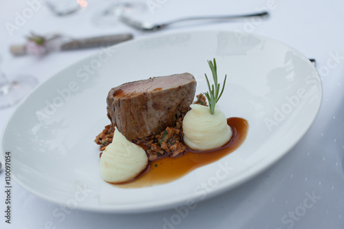 Obraz na płótnie carne con funghi e purea di patate w salonie