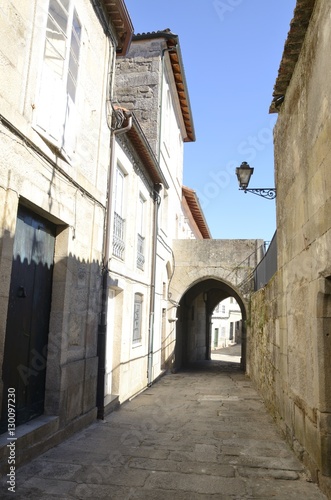 Fototapeta Naklejka Na Ścianę i Meble -  Small arch in picturesque alley in Tui, Galicia, Spain