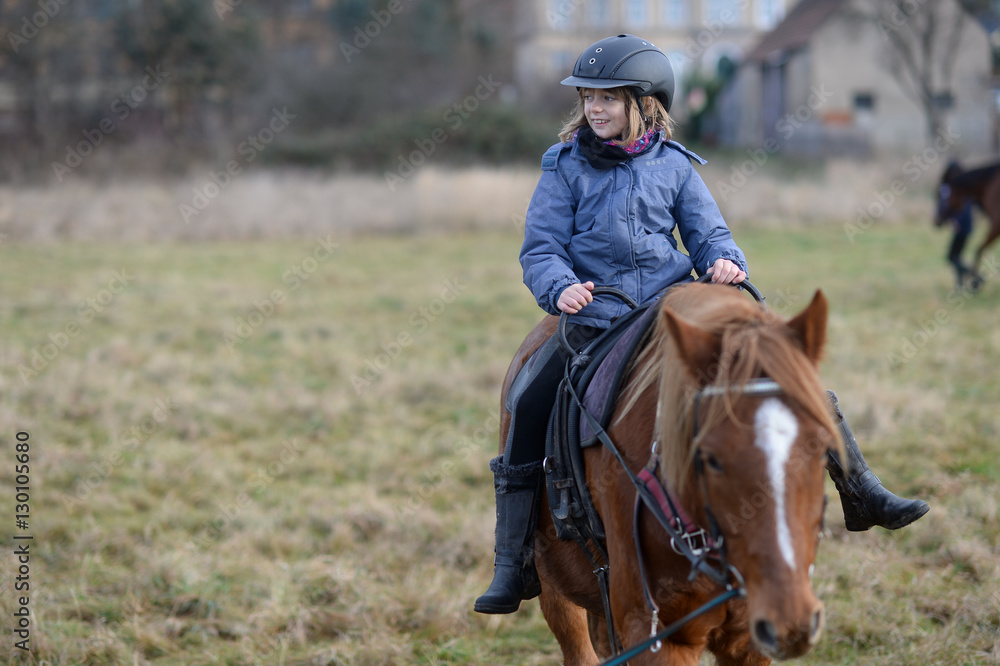 Mädchen mit Pferd Mädchen mit Pferd