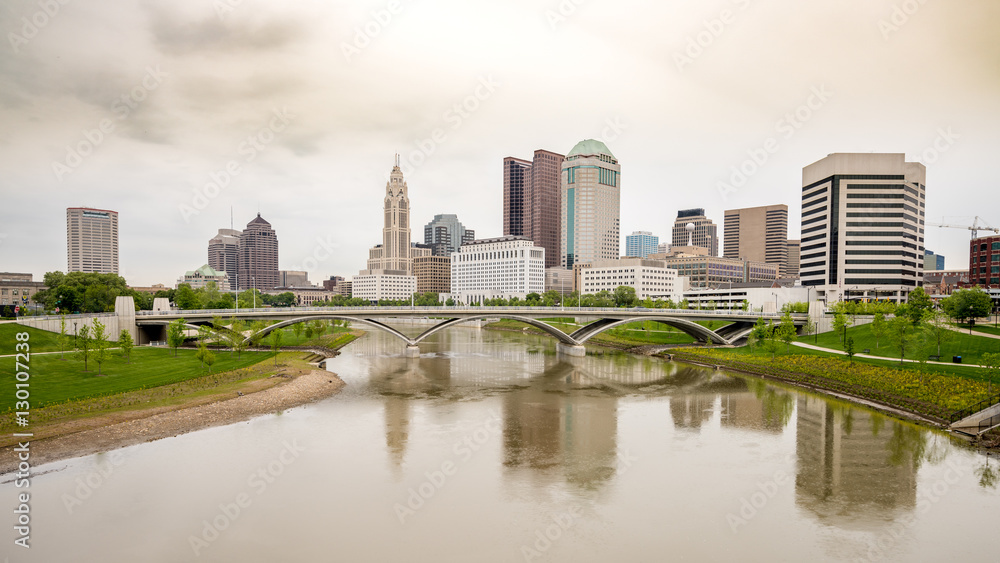 Columbus Ohio skyline and rain in the river bridge