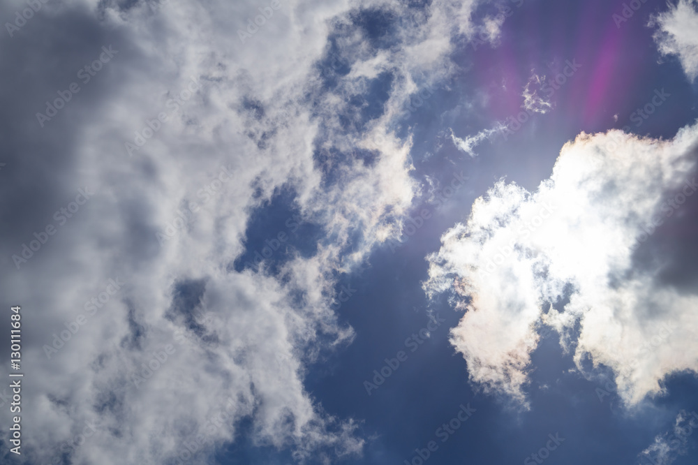 Obraz premium sunlight streaming through clouds