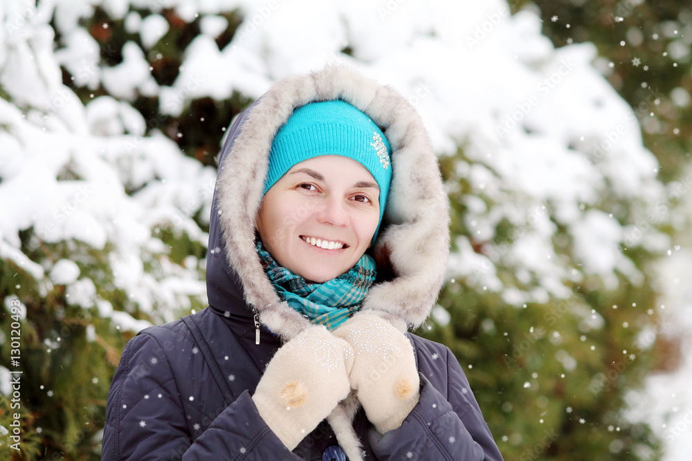 Obraz premium женщина в парке зимой