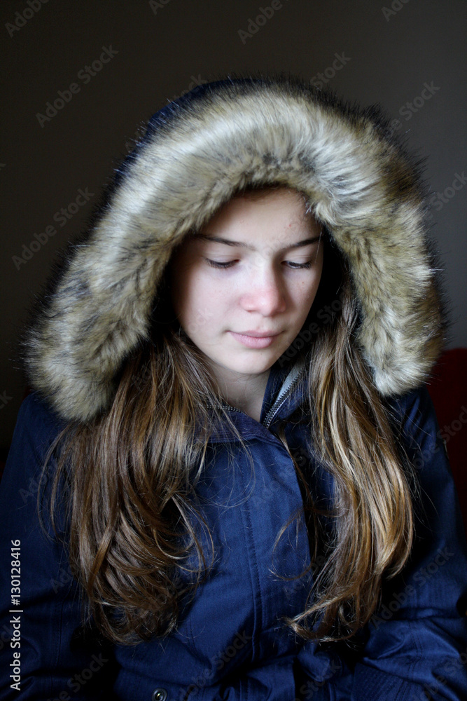 GIOVANE RAGAZZA CON CAPPUCCIO DI PELO GIOVANE RAGAZZA CON CAPPUCCIO DI PELO