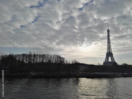 Vista del Sena con torre Eiffel © P H O T O N I K O N