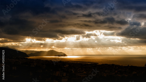 Raggi del sole attraverso nel cielo tempestoso sul Golfo del Tigullio - Liguria