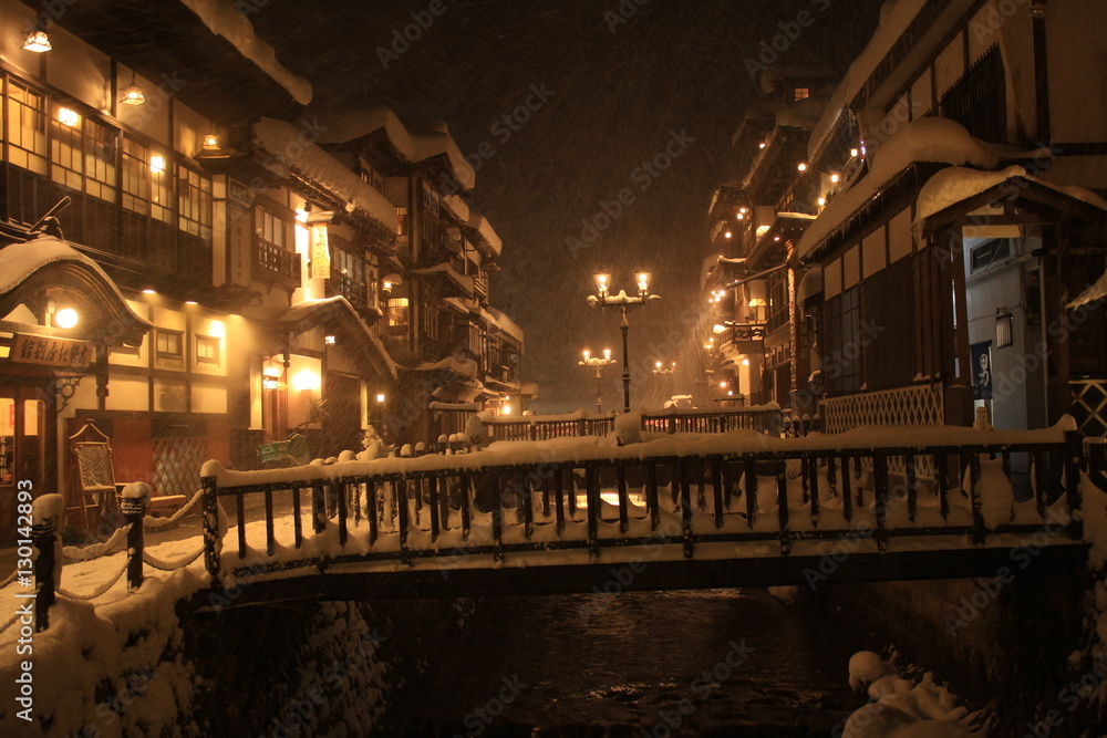 雪景色の銀山温泉(山形県)