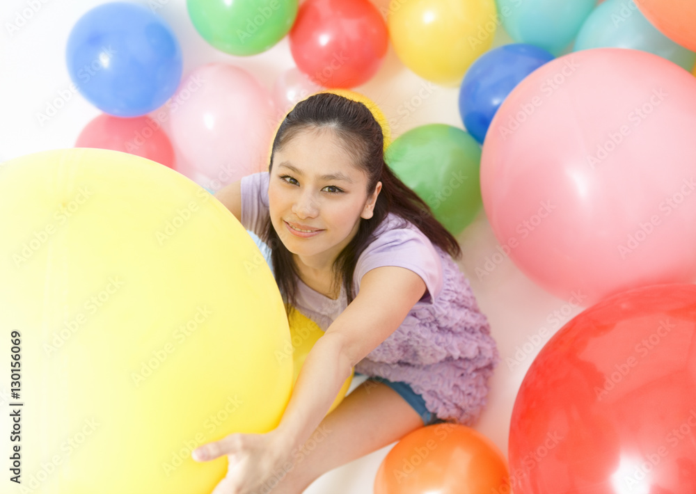 Obraz premium Young woman and balloons