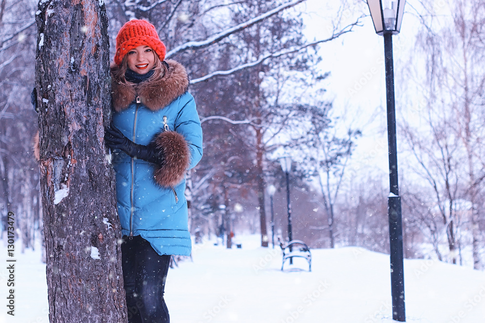 girl in winter near the tree