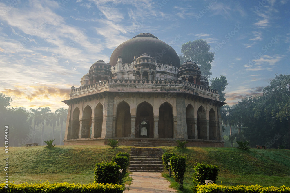 Obraz premium Muhammad Shah Sayyid’s Tomb at early morning in Lodi Garden Monuments, Delhi, India