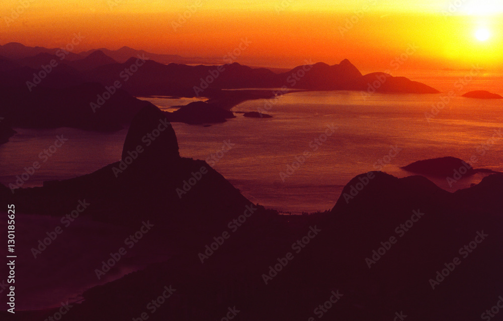 Brasilien: Rio's Panorama bei Sonnenuntergang vom Corcorvado aus 