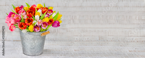 Blumenstrauß - Tulpen in einem Zinkeimer
