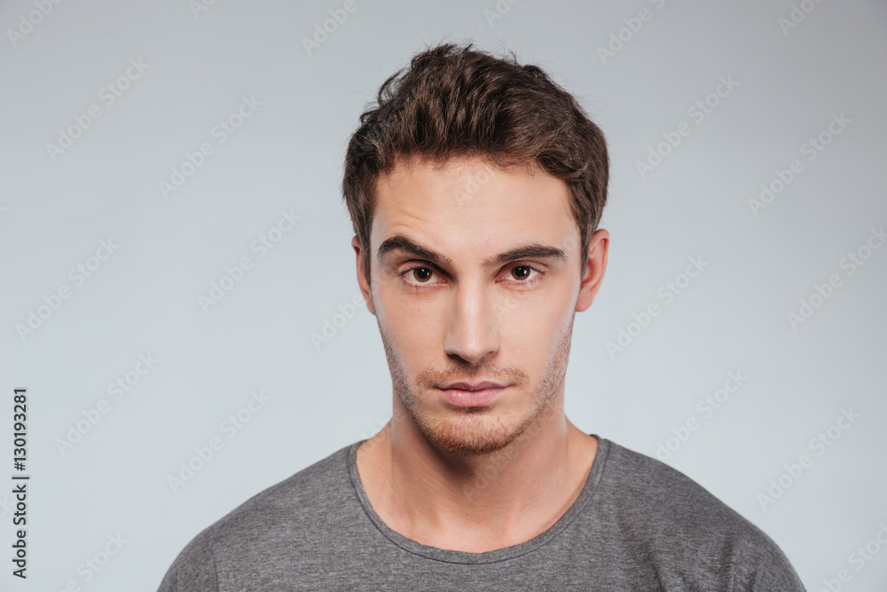 Naklejka premium Close up portrait of a focused man looking at camera
