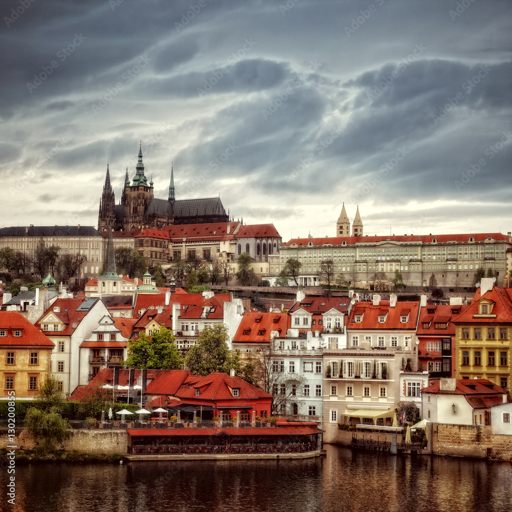 Fototapeta premium Colorful morning view of Charles Bridge, Prague Castle and St. Vitus cathedral on Vltava river. Sunny spring scene in Prague. Czech Republic - Prague old town view