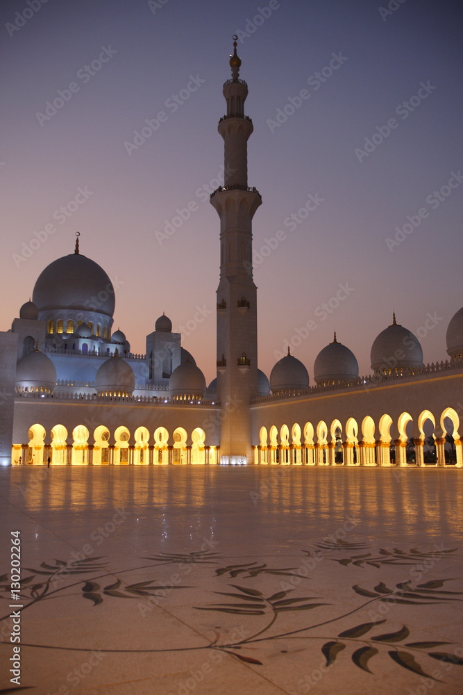 Foto de Sheikh Zayed Grand Mosque, the biggest mosque in the U.A.E. and