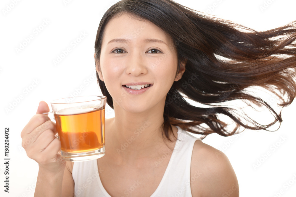 紅茶を飲む女性