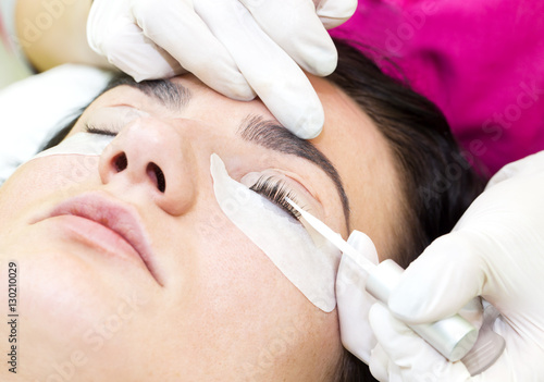 Fotografie Woman on the procedure for eyelash extensions, eyelashes lamination