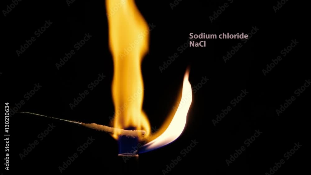 Vidéo Stock Different colored flames of burning salts. Sodium chloride