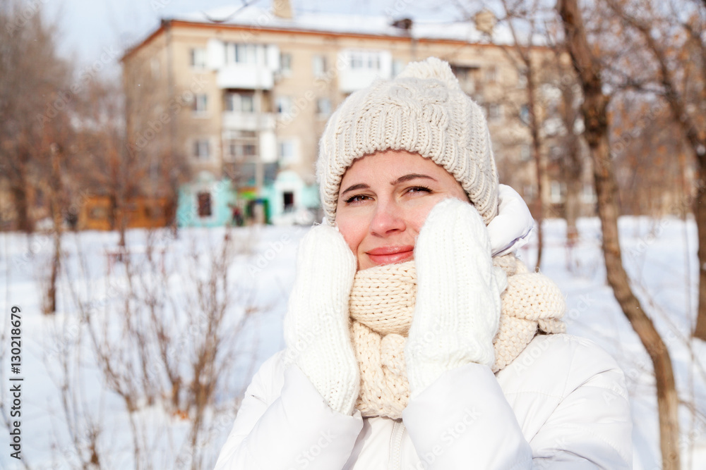 Obraz premium Portrait the girl in a winter down-padded coat