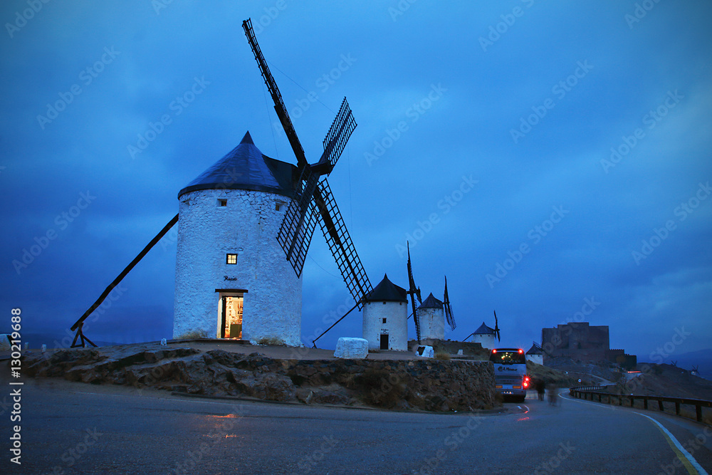 Molinos de viento y Castillo en hora azul, Consuegra, Castilla La Mancha, España