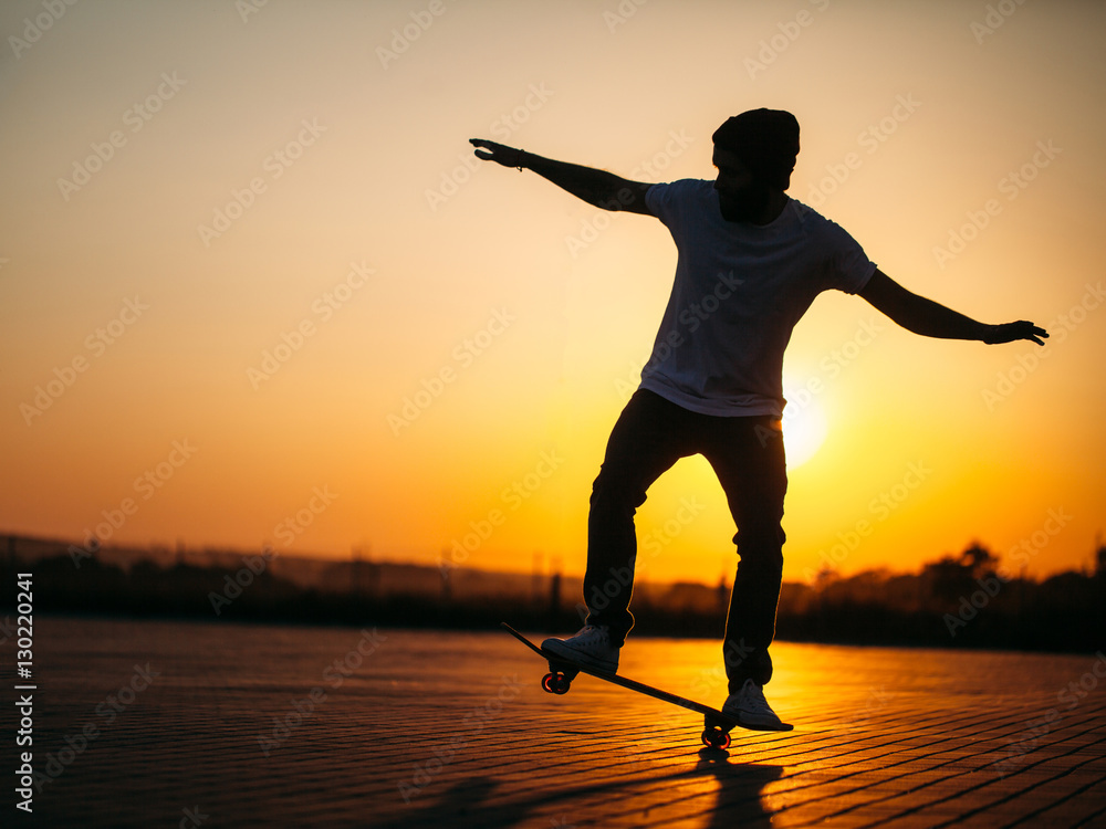 Fototapeta premium Skater on a board in a city