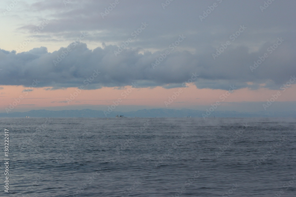 夜明け前の海　遠くの雲
