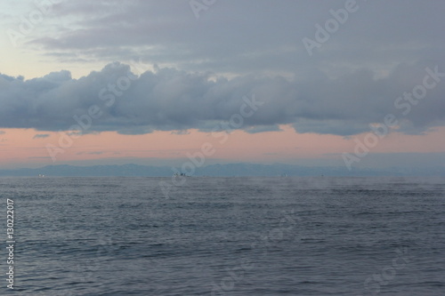 夜明け前の海　遠くの雲 © hoshi
