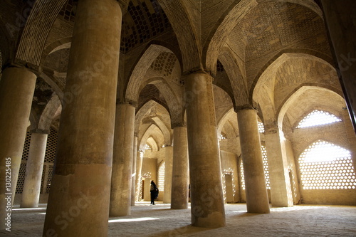 Fotografia In the great columns room of the Great Mosque, Isfahan, Iran