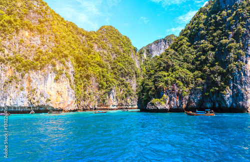 Obraz na płótnie Maya bay Phi Phi Islands andaman sea Krabi, South of Thailand. w salonie