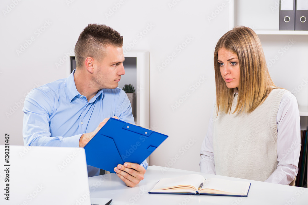 Obraz premium usinessman is sitting in office with his employee and he is very angry at her because of something. 