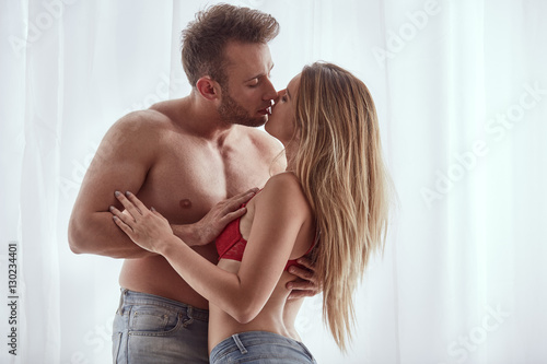 Sexy man and woman kissing foto de Stock | Adobe Stock