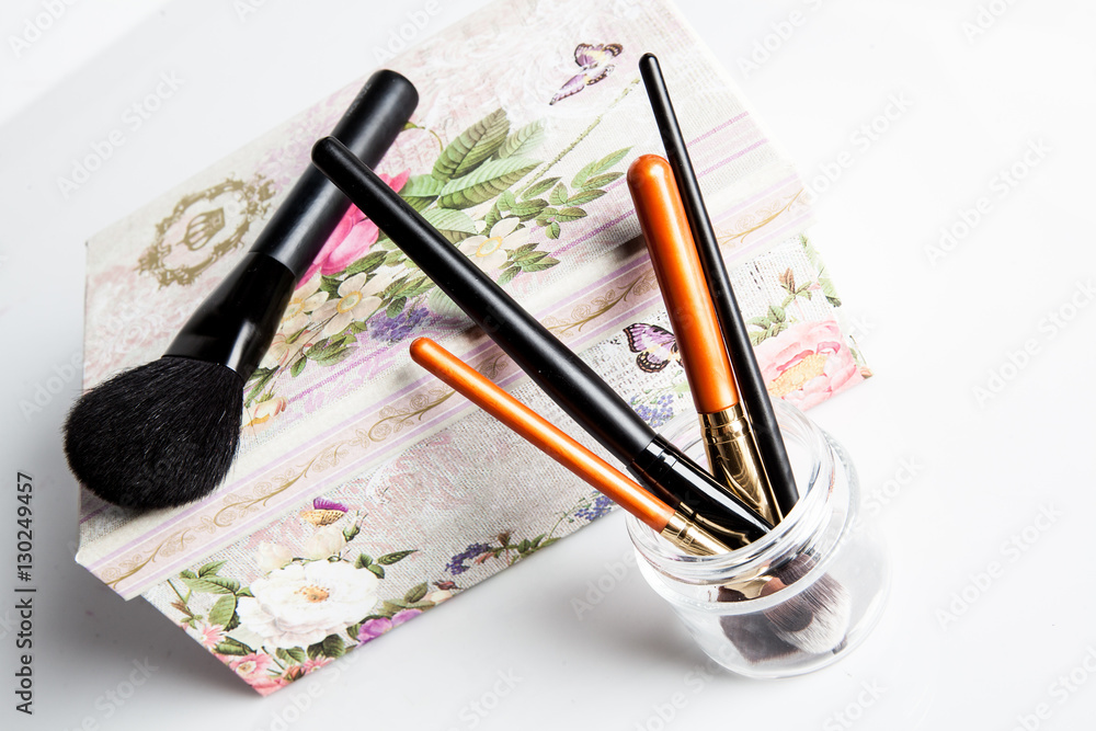 pennelli per make-up e vari accessori per il trucco professionale Stock  Photo | Adobe Stock
