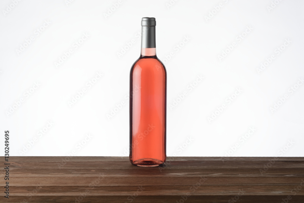 Botella de vino rosado en la mesa de madera Botella de vino rosado en la mesa de madera