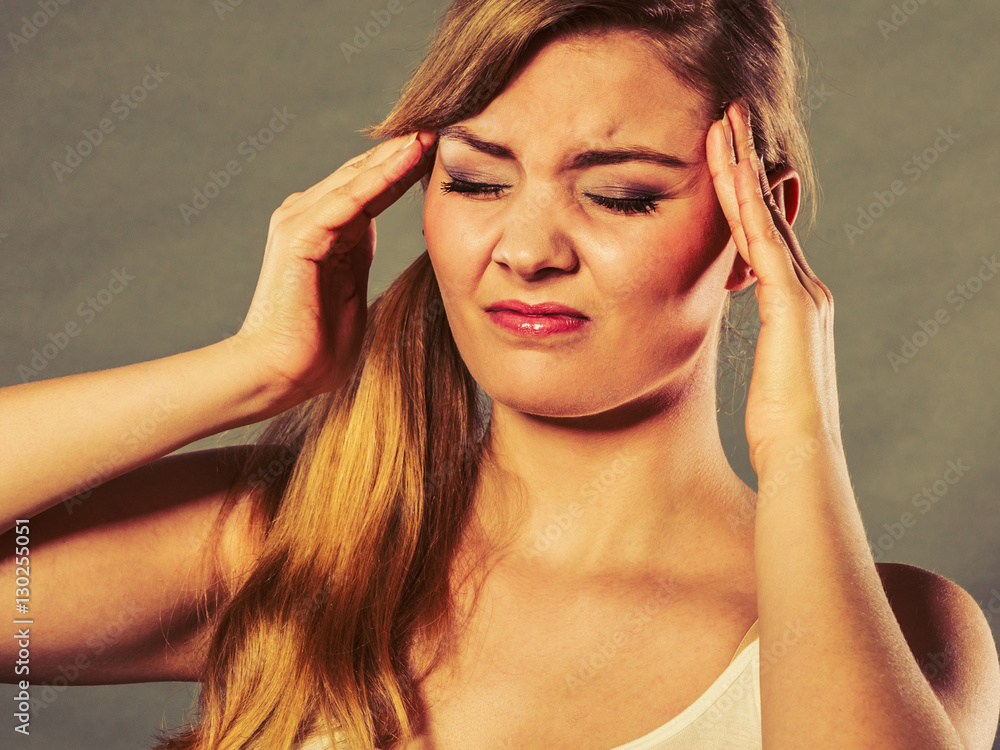 Obraz premium Woman suffering from headache migraine pain.