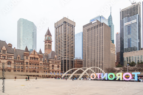 Canvas Print Nathan Phillips Square with the famous 'Toronto' sign in Toronto, canada