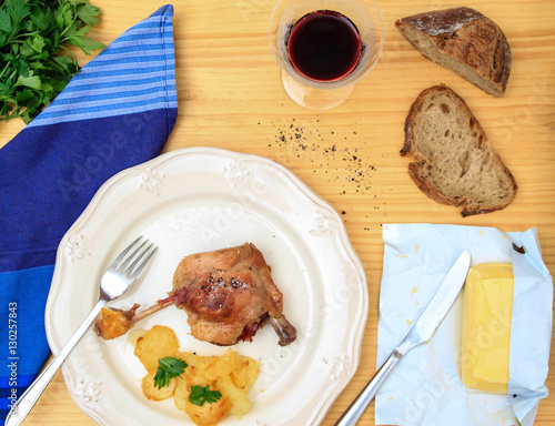 Confit de canard avec pommes de terre sarladaises photo