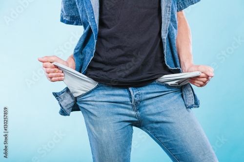 Foto Male showing empty pockets