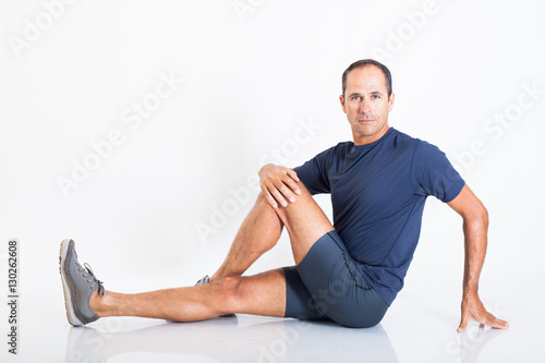 homme sportif en position de détente des jambes