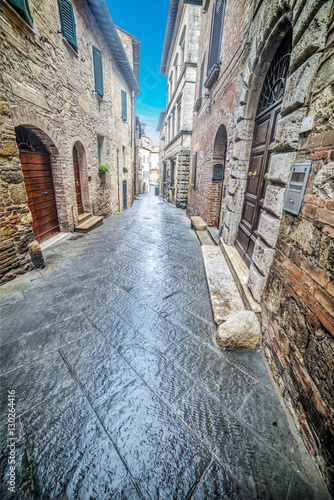 Narrow street in Tuscany © Gabriele Maltinti