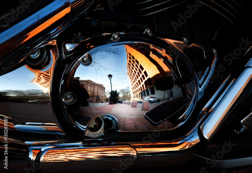 reflejo de Madrid en una moto © teninopia