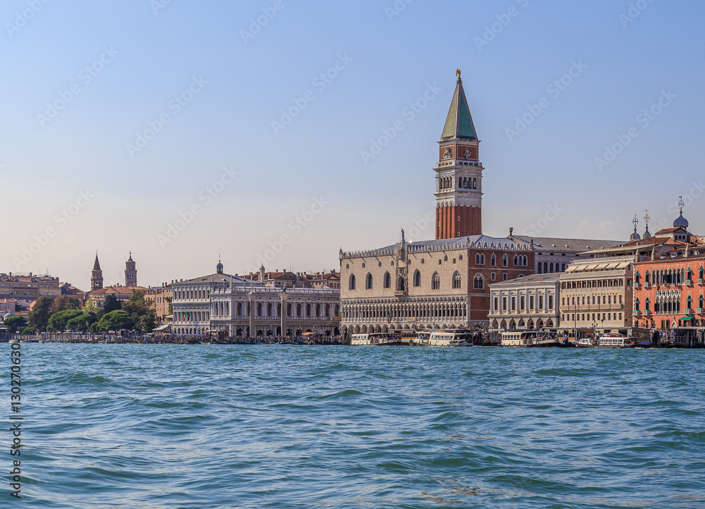 Obraz premium View of St. Mark's Square and the Doge's Palace from water