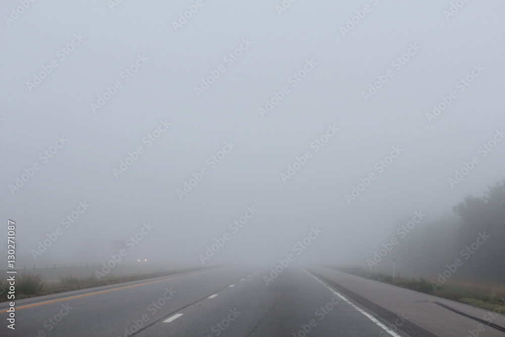 霧がかかったハイウェイ