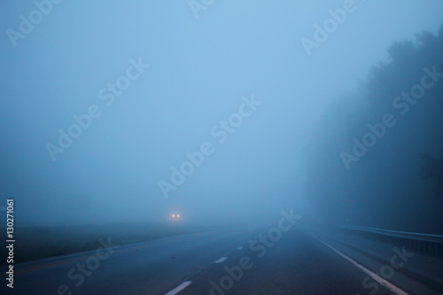 霧がかかったハイウェイ