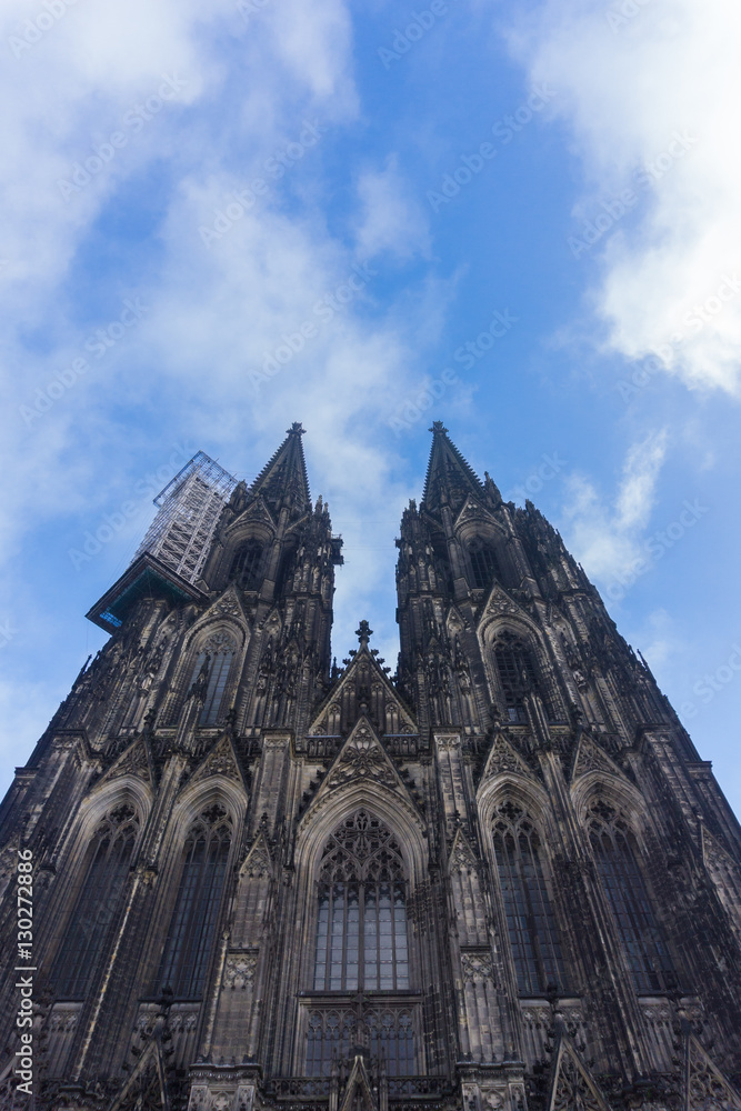 Kölner Dom vor blauem Himmel 