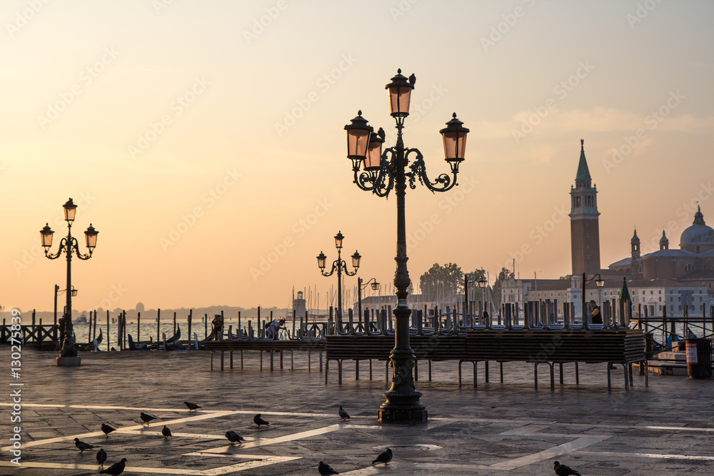Obraz premium Traditional Venetian lamps at sunrise. Venice, Italy.