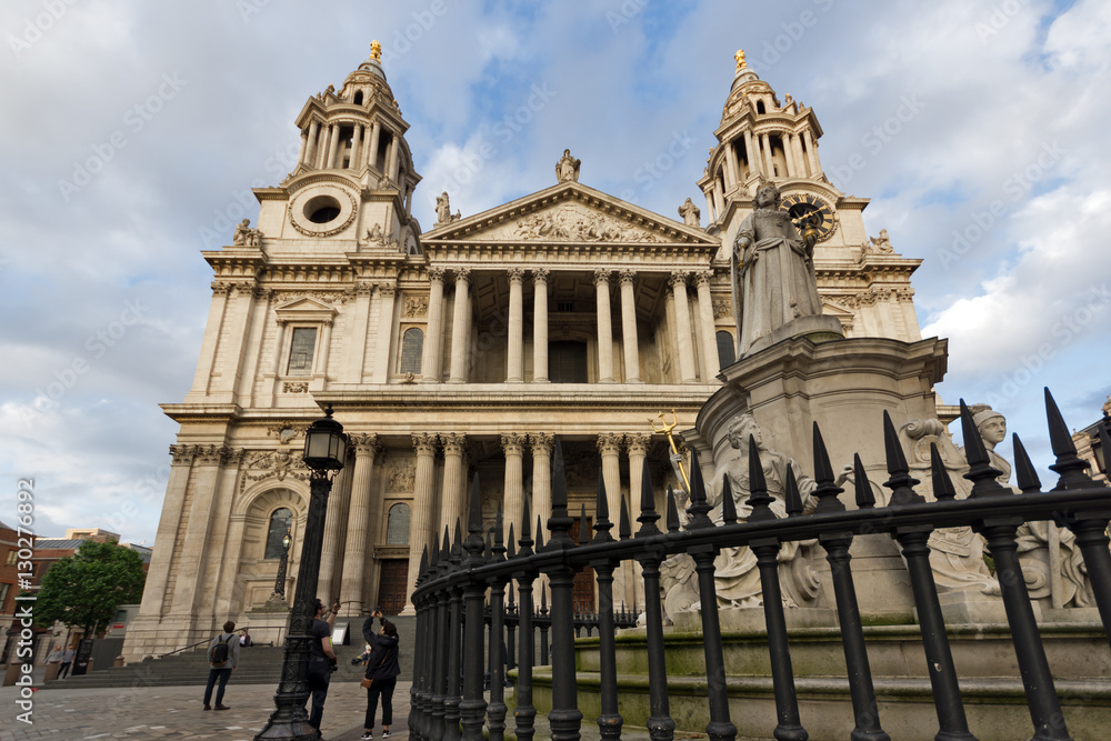 Obraz premium LONDON, ENGLAND - JUNE 17 2016: Amazing view of St. Paul Cathedral in London, Great Britain