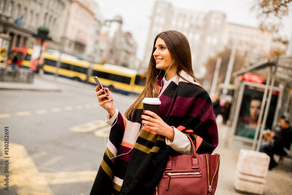 Obraz premium Pretty young woman on the city street